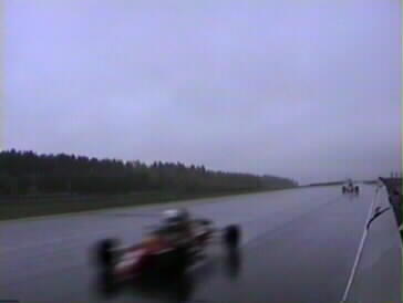 Regnvejret gjorde det ikke ligefrem nemmere at holder racerbilerne på banen!